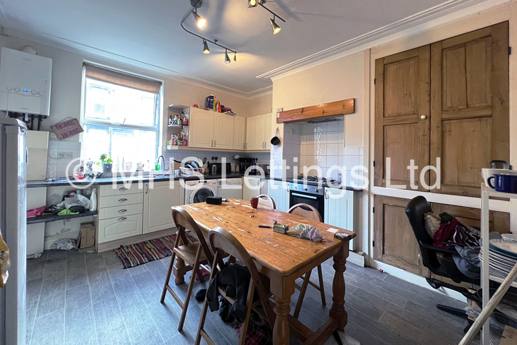 Photo of 4 Bedroom Mid Terraced House in 15 Spring Grove View, Leeds, LS6 1RW