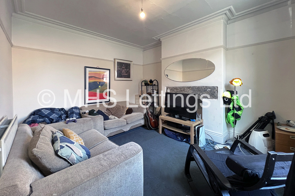 Photo of 4 Bedroom Mid Terraced House in 15 Spring Grove View, Leeds, LS6 1RW