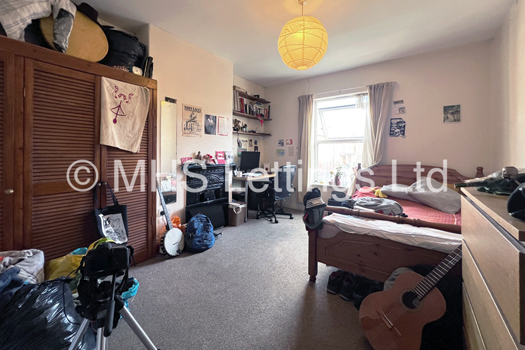 Photo of 4 Bedroom Mid Terraced House in 15 Spring Grove View, Leeds, LS6 1RW