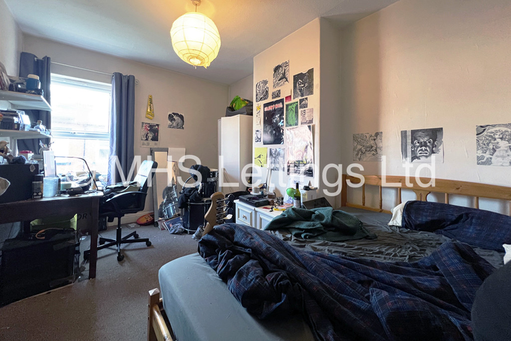 Photo of 4 Bedroom Mid Terraced House in 15 Spring Grove View, Leeds, LS6 1RW