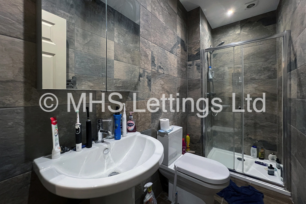 Photo of 5 Bedroom Mid Terraced House in 32 Bennett Road, Leeds, LS6 3HN