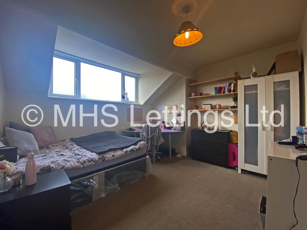 Photo of 4 Bedroom Mid Terraced House in 14 Welton Grove, Leeds, LS6 1ES