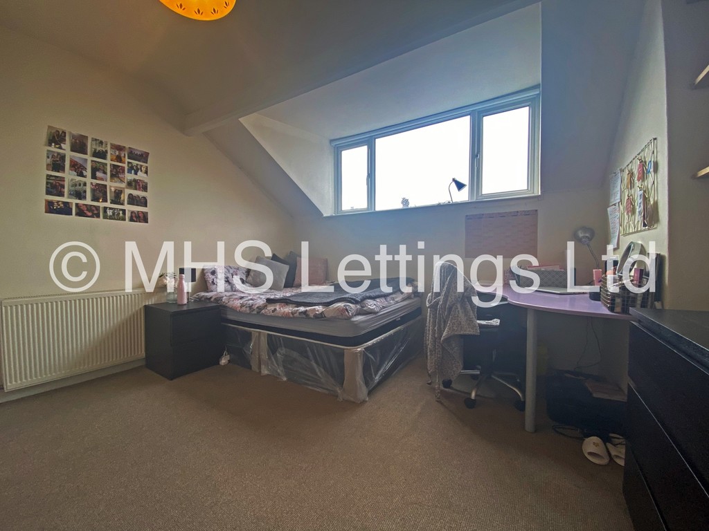 Photo of 4 Bedroom Mid Terraced House in 14 Welton Grove, Leeds, LS6 1ES