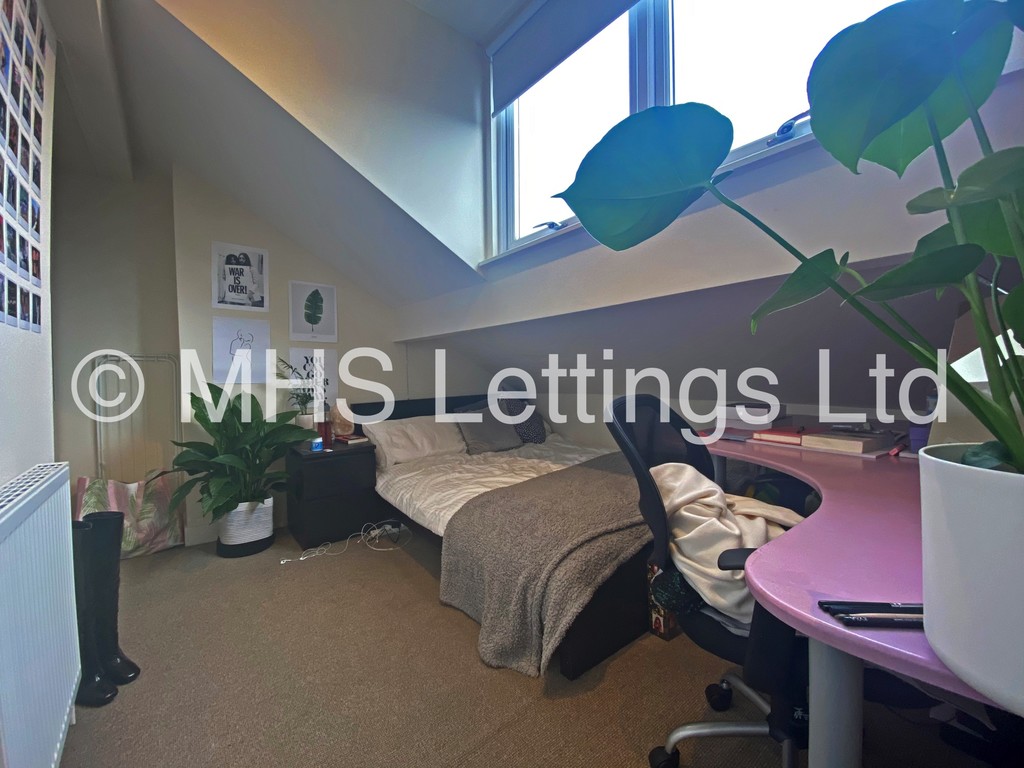 Photo of 4 Bedroom Mid Terraced House in 14 Welton Grove, Leeds, LS6 1ES