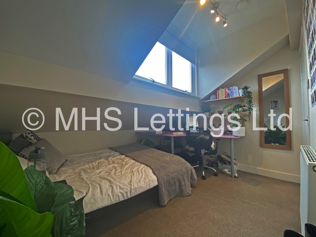 Photo of 4 Bedroom Mid Terraced House in 14 Welton Grove, Leeds, LS6 1ES