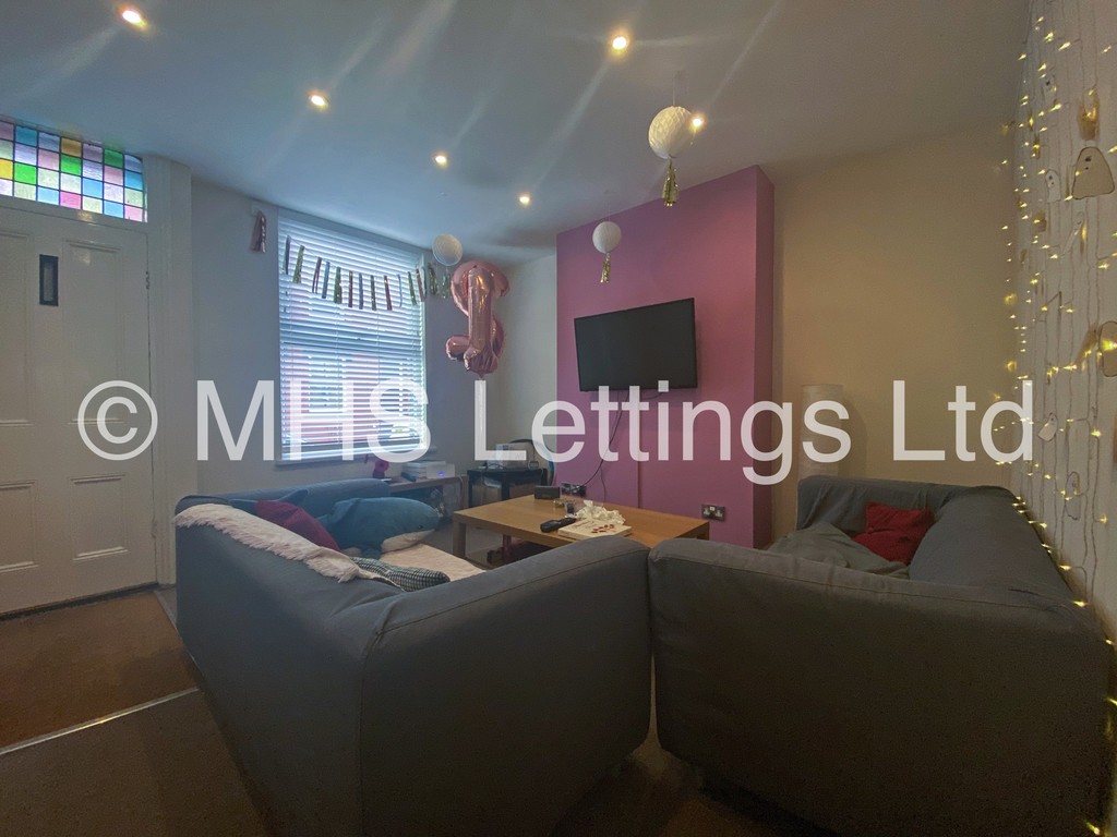 Photo of 4 Bedroom Mid Terraced House in 14 Welton Grove, Leeds, LS6 1ES