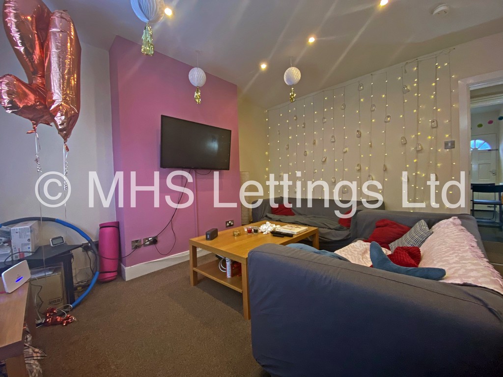 Photo of 4 Bedroom Mid Terraced House in 14 Welton Grove, Leeds, LS6 1ES