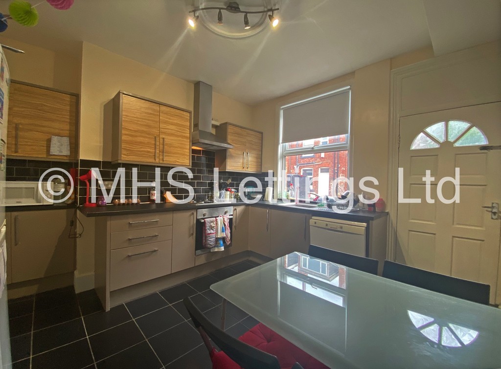 Photo of 4 Bedroom Mid Terraced House in 14 Welton Grove, Leeds, LS6 1ES