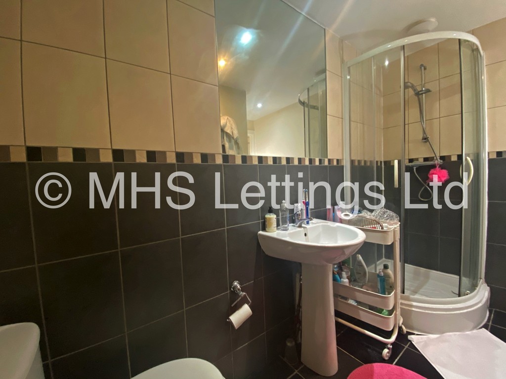 Photo of 4 Bedroom Mid Terraced House in 14 Welton Grove, Leeds, LS6 1ES