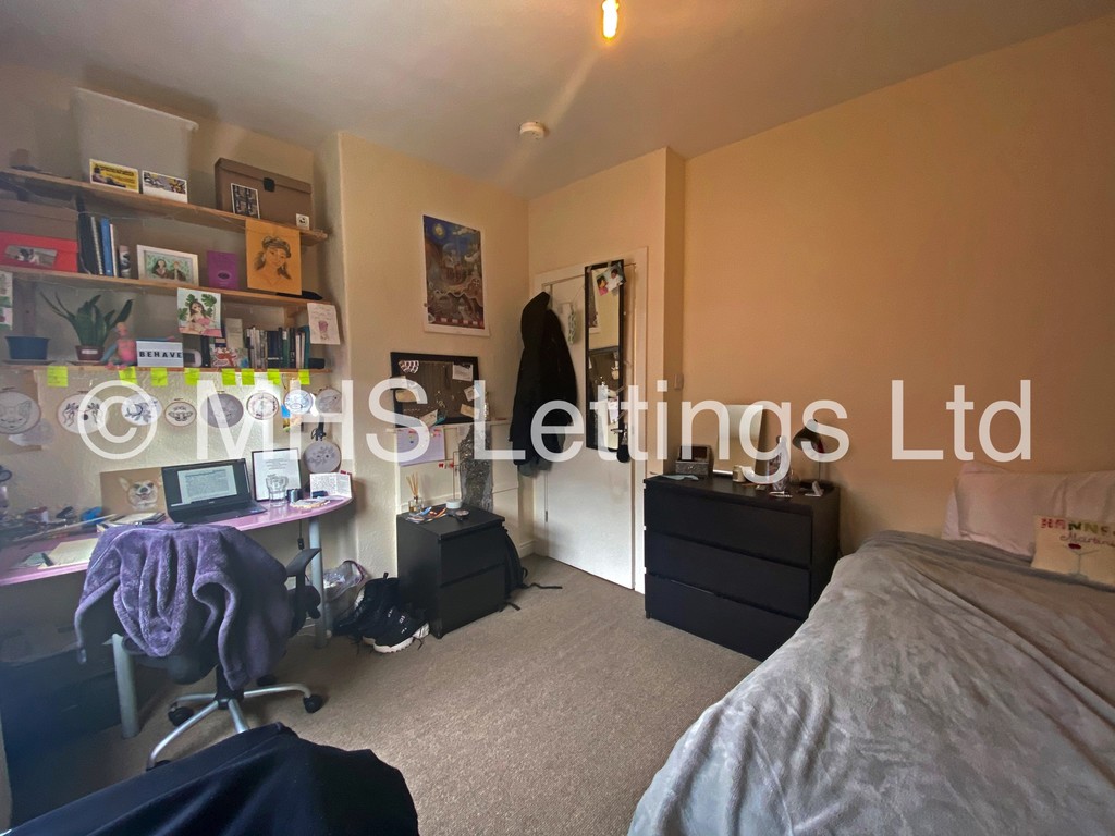 Photo of 4 Bedroom Mid Terraced House in 14 Welton Grove, Leeds, LS6 1ES