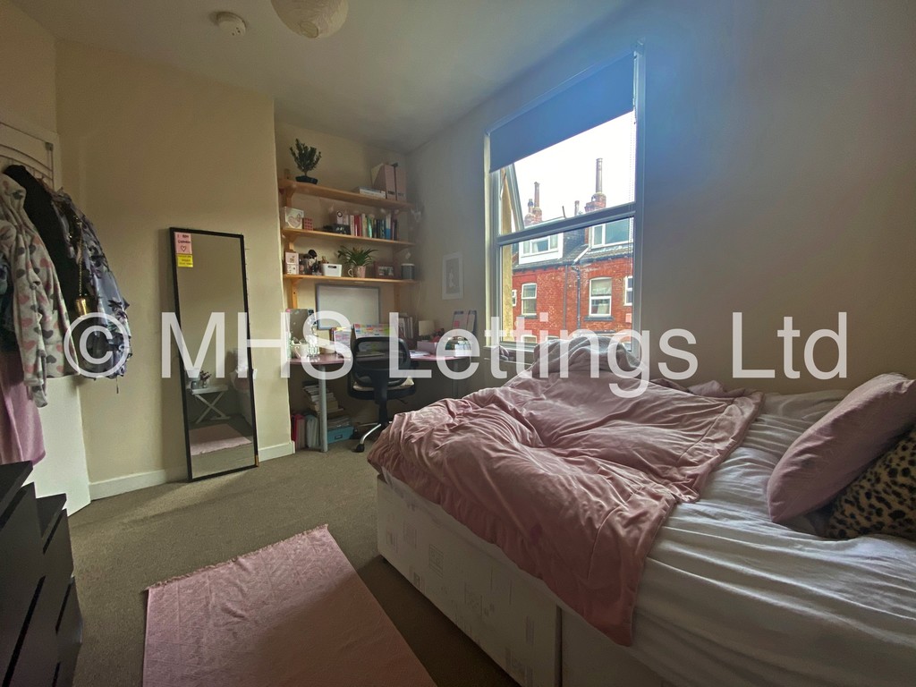 Photo of 4 Bedroom Mid Terraced House in 14 Welton Grove, Leeds, LS6 1ES
