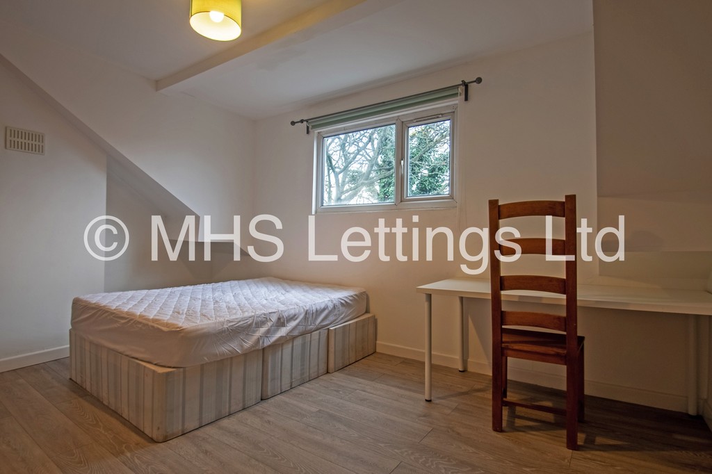 Photo of 5 Bedroom End Terraced House in 13 Winfield Grove, Leeds, LS2 9BB