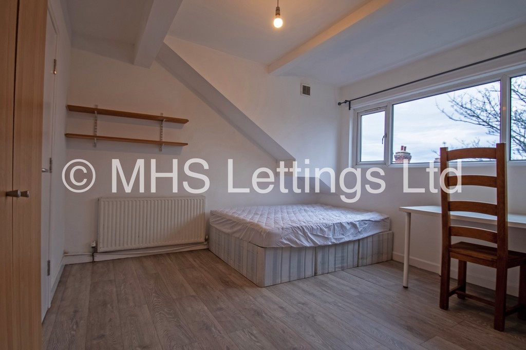 Photo of 5 Bedroom End Terraced House in 13 Winfield Grove, Leeds, LS2 9BB