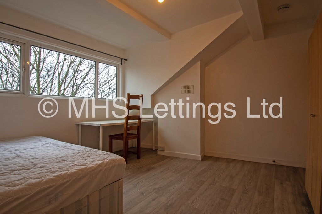 Photo of 5 Bedroom End Terraced House in 13 Winfield Grove, Leeds, LS2 9BB