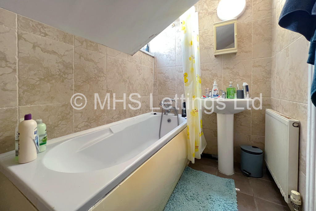 Photo of 3 Bedroom Mid Terraced House in 4 Talbot Mount, Leeds, LS4 2PF