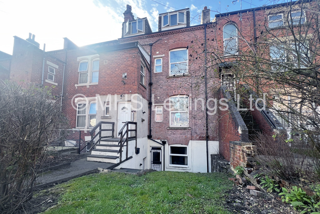 Photo of 1 Bedroom Apartment in Garden Flat, 37 Moorland Avenue, Leeds, LS6 1AP