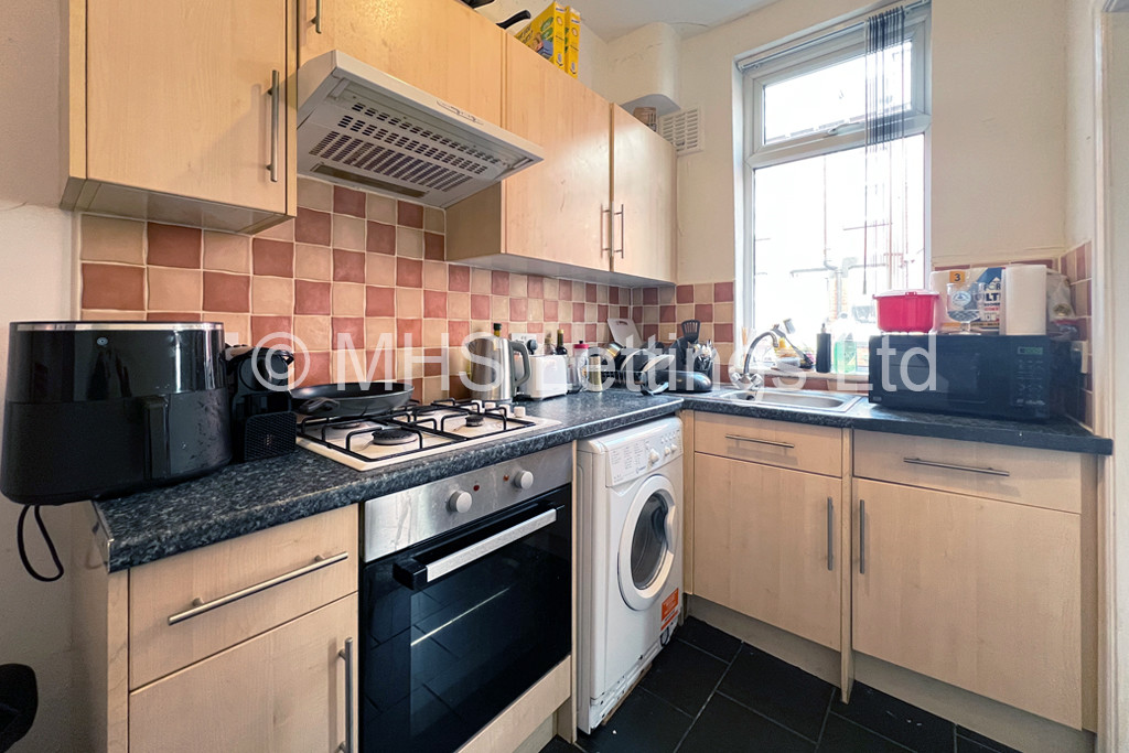 Photo of 2 Bedroom Mid Terraced House in 57 Harold Place, Leeds, LS6 1PQ