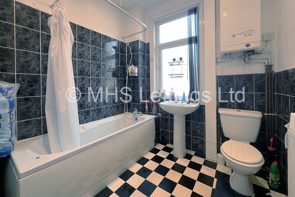 Photo of 2 Bedroom Mid Terraced House in 57 Harold Place, Leeds, LS6 1PQ