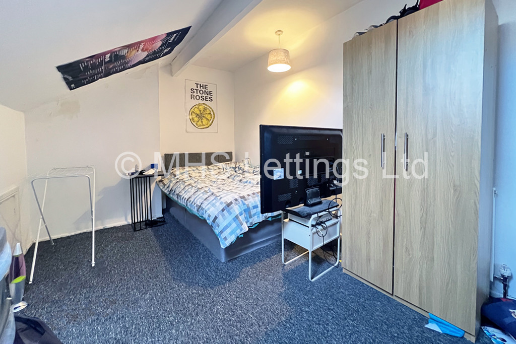 Photo of 2 Bedroom Mid Terraced House in 57 Harold Place, Leeds, LS6 1PQ