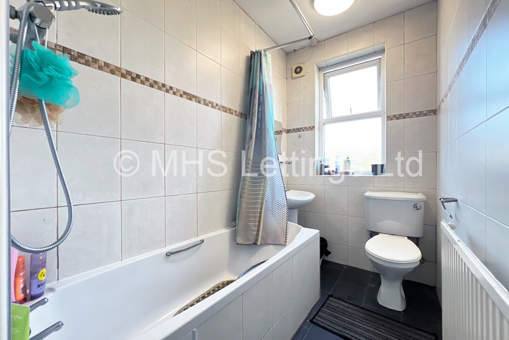 Photo of 5 Bedroom Mid Terraced House in 135 Ash Road, Leeds, LS6 3HD
