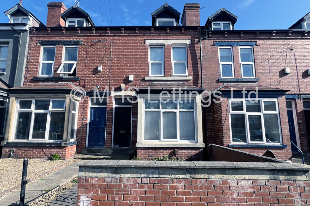 Photo of 6 Bedroom Mid Terraced House in 137 Ash Road, Leeds, LS6 3HD