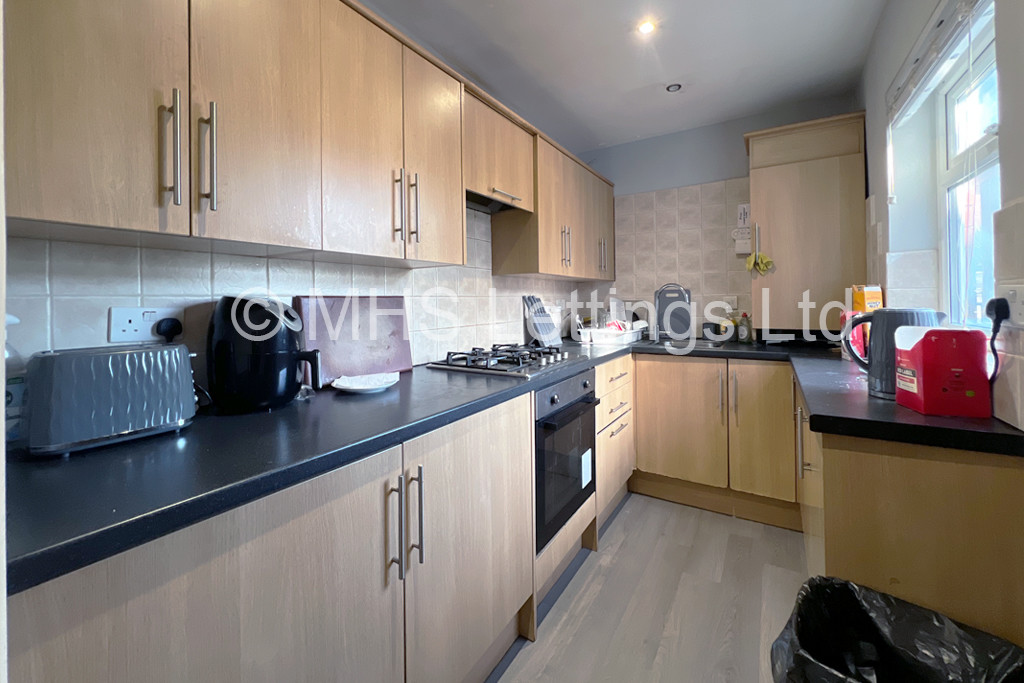 Photo of 6 Bedroom Mid Terraced House in 137 Ash Road, Leeds, LS6 3HD