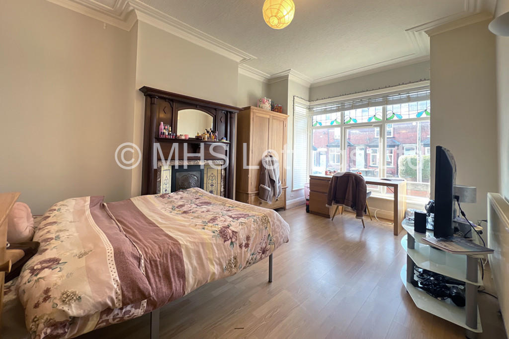Photo of 6 Bedroom Mid Terraced House in 137 Ash Road, Leeds, LS6 3HD