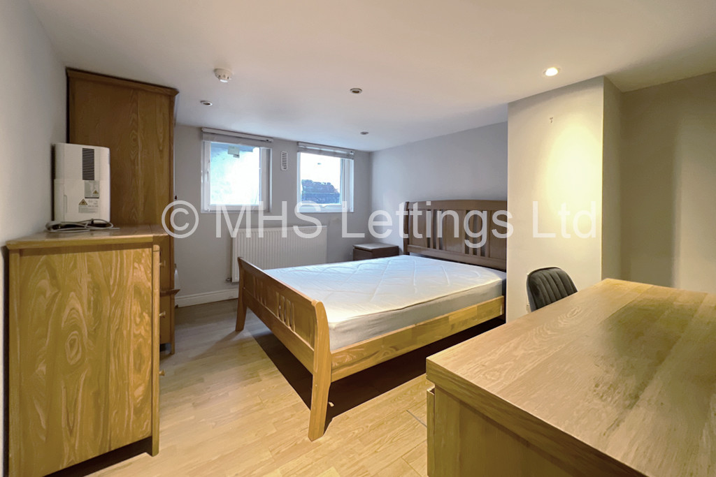 Photo of 6 Bedroom Mid Terraced House in 137 Ash Road, Leeds, LS6 3HD
