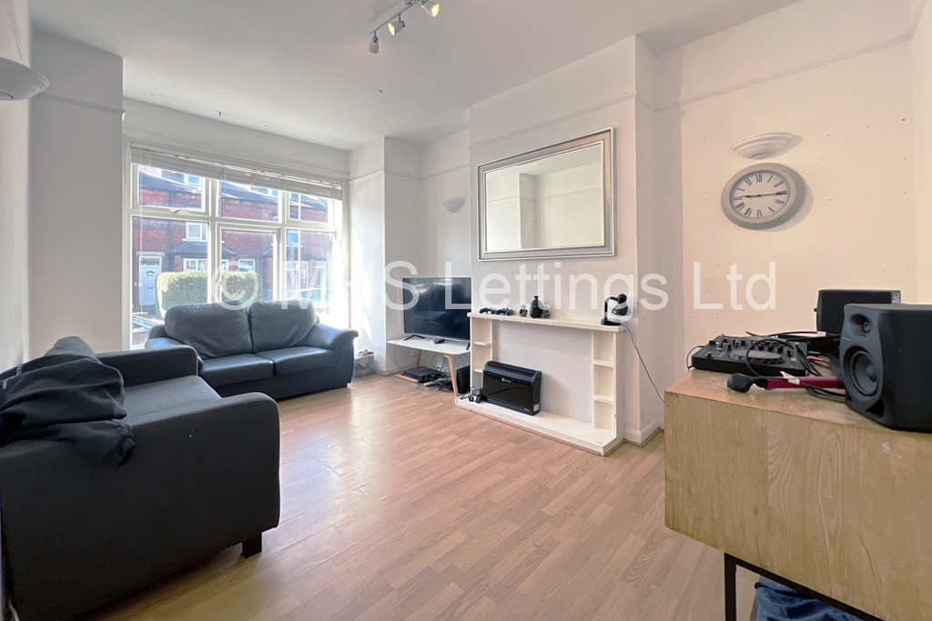 Photo of 5 Bedroom Mid Terraced House in 139 Ash Road, Leeds, LS6 3HD