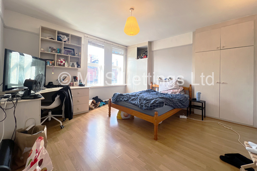 Photo of 5 Bedroom Mid Terraced House in 139 Ash Road, Leeds, LS6 3HD