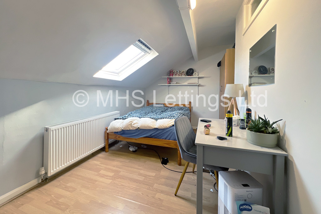 Photo of 5 Bedroom Mid Terraced House in 139 Ash Road, Leeds, LS6 3HD