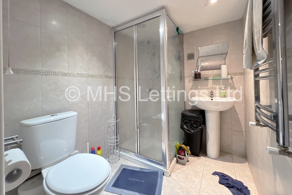 Photo of 4 Bedroom Mid Terraced House in 135 Ash Road, Leeds, LS6 3HD