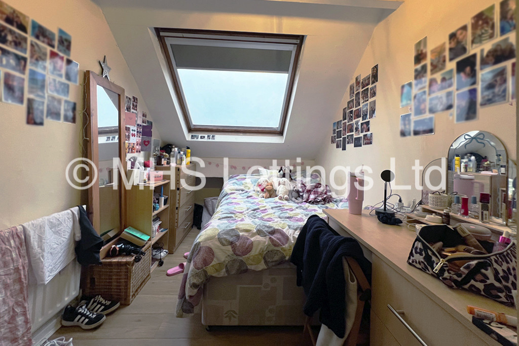 Photo of 4 Bedroom Mid Terraced House in 24 Ashville Terrace, Leeds, LS6 1LZ