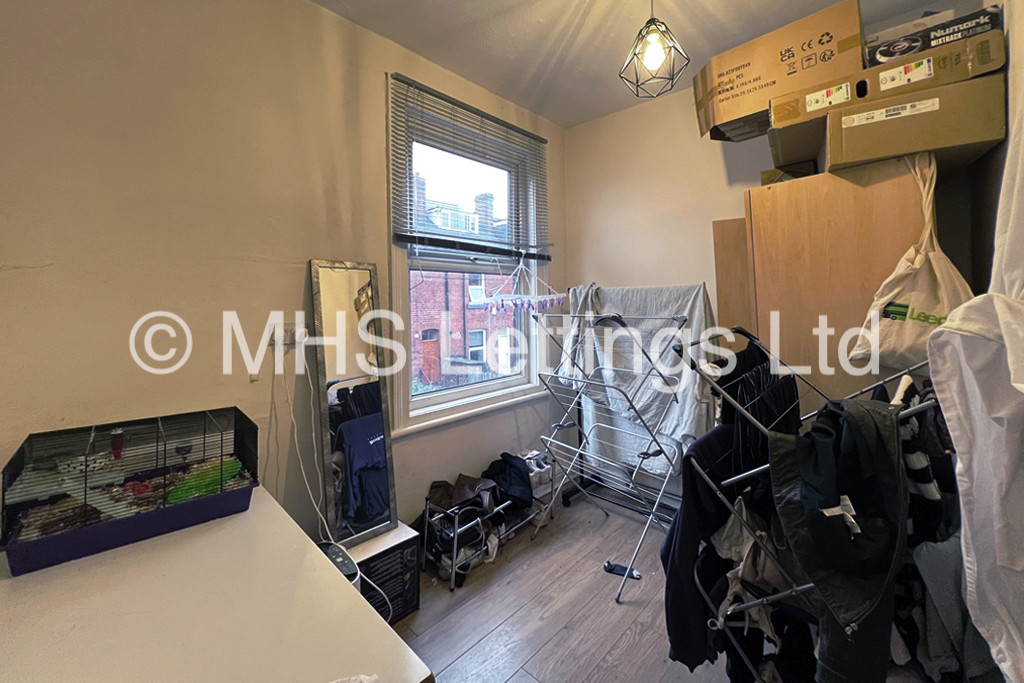 Photo of 4 Bedroom Mid Terraced House in 24 Ashville Terrace, Leeds, LS6 1LZ