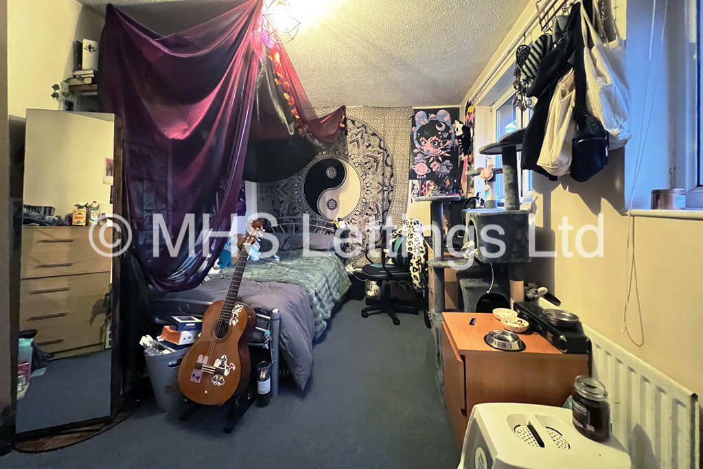 Photo of 3 Bedroom End Terraced House in 31 Well Close Rise, Leeds, LS7 1HT