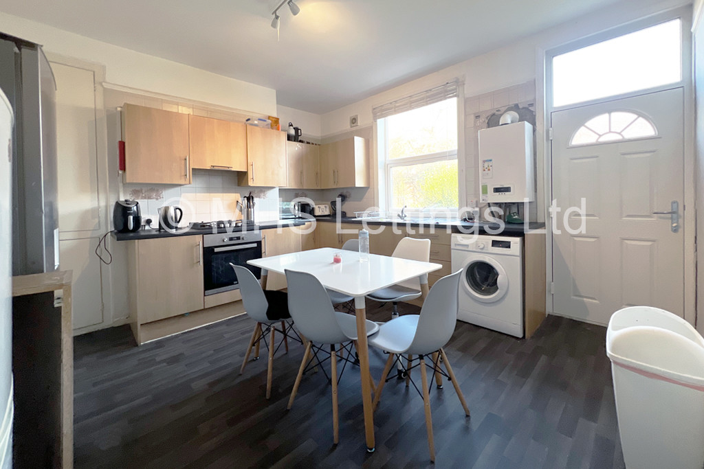 Photo of 4 Bedroom Mid Terraced House in 139 Ash Road, Leeds, LS6 3HD
