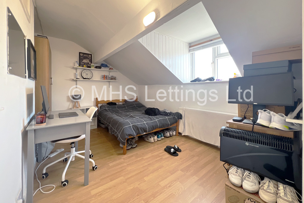 Photo of 4 Bedroom Mid Terraced House in 139 Ash Road, Leeds, LS6 3HD