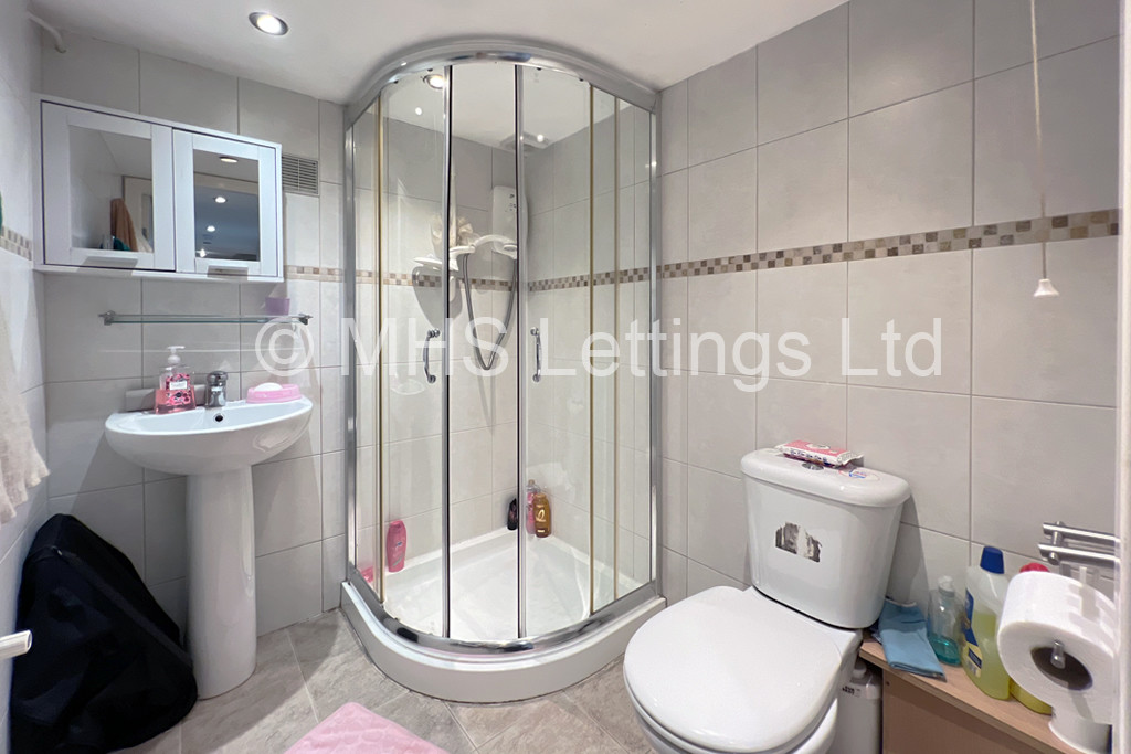 Photo of 4 Bedroom Mid Terraced House in 137 Ash Road, Leeds, LS6 3HD