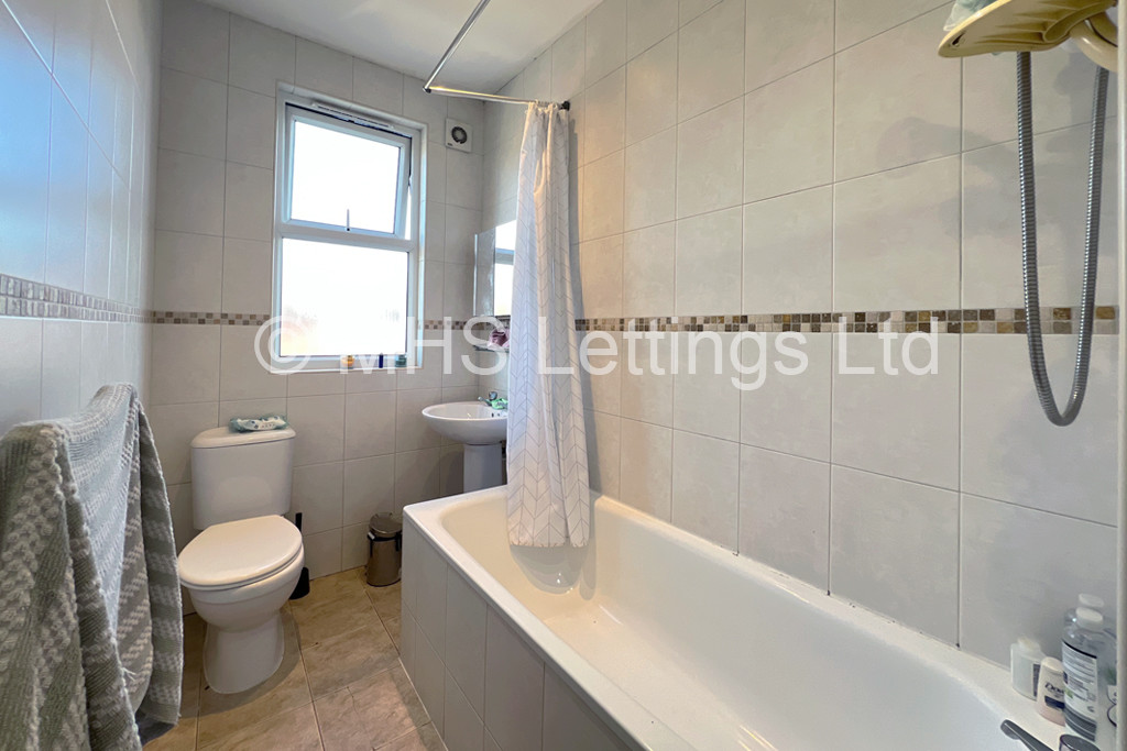 Photo of 4 Bedroom Mid Terraced House in 137 Ash Road, Leeds, LS6 3HD