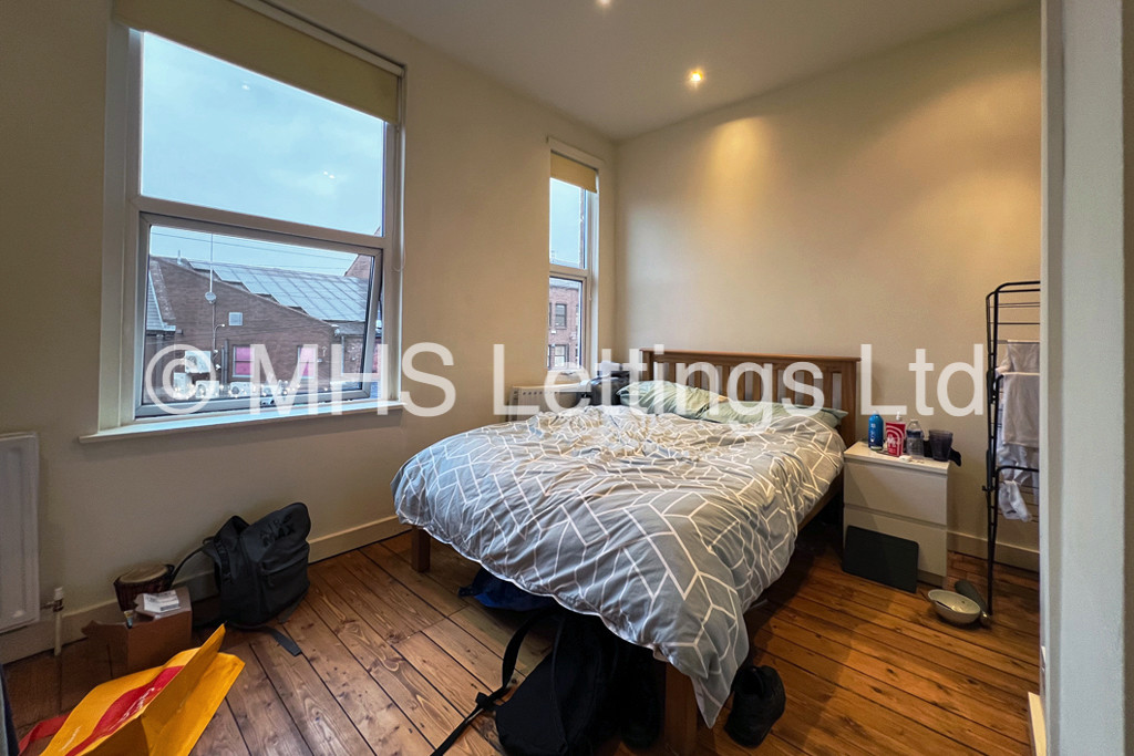 Photo of 4 Bedroom Mid Terraced House in 32 Bennett Road, Leeds, LS6 3HN