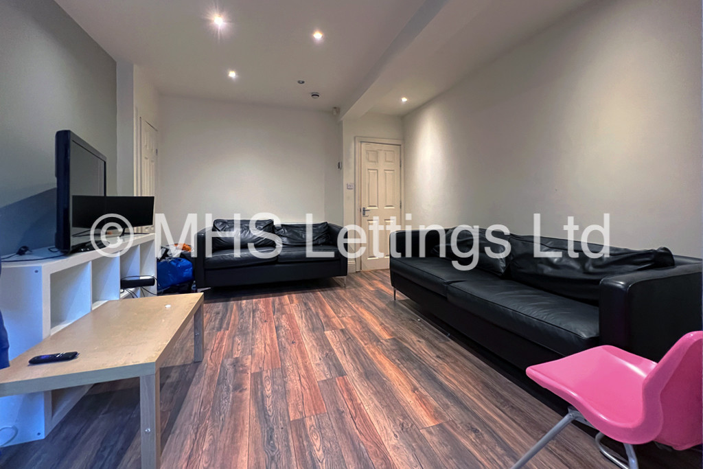 Photo of 4 Bedroom Mid Terraced House in 32 Bennett Road, Leeds, LS6 3HN