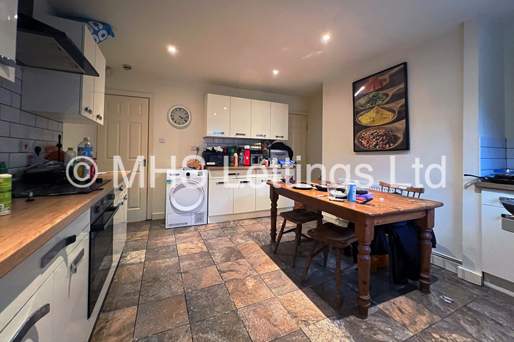 Photo of 4 Bedroom Mid Terraced House in 32 Bennett Road, Leeds, LS6 3HN