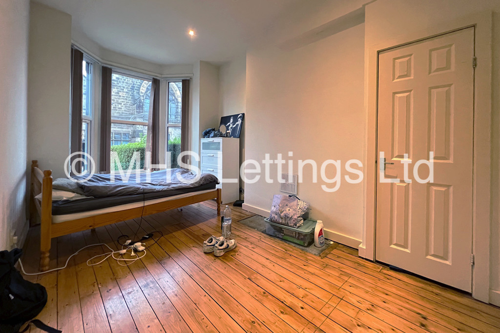 Photo of 4 Bedroom Mid Terraced House in 32 Bennett Road, Leeds, LS6 3HN