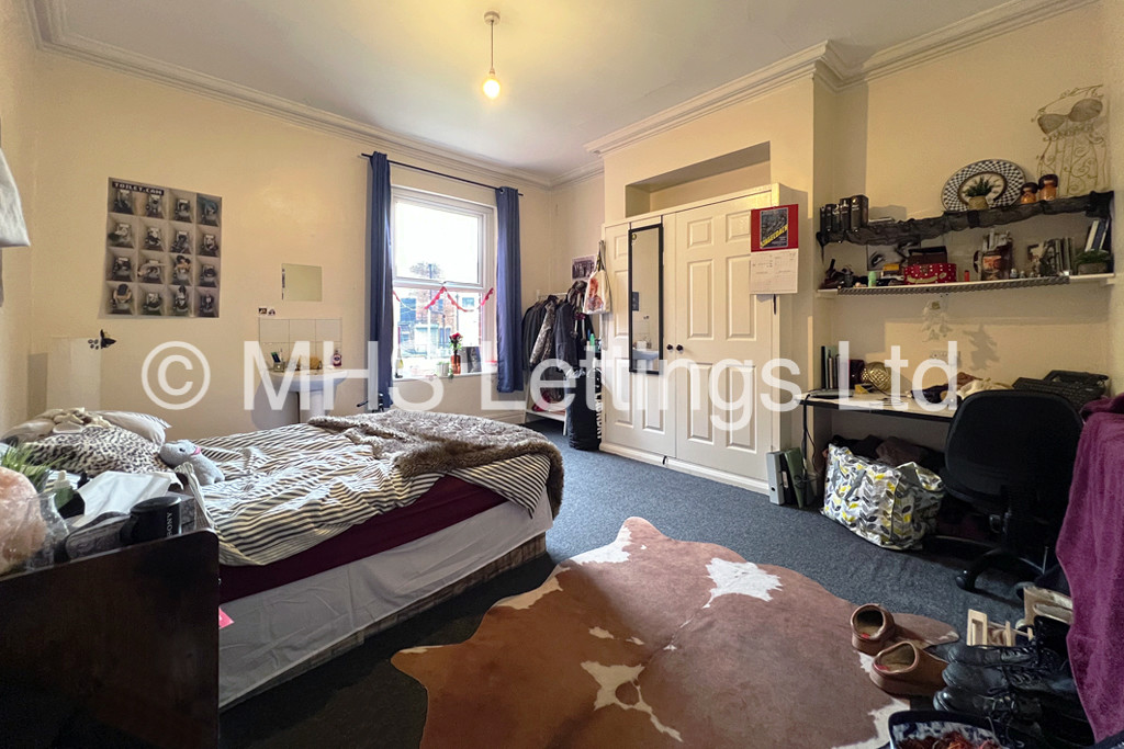 Photo of 7 Bedroom Mid Terraced House in 8 Regent Park Avenue, Leeds, LS6 2AU