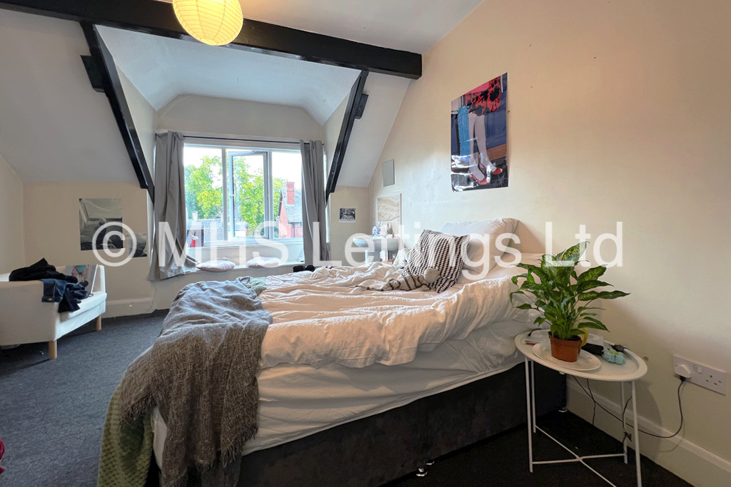 Photo of 7 Bedroom Mid Terraced House in 8 Regent Park Avenue, Leeds, LS6 2AU