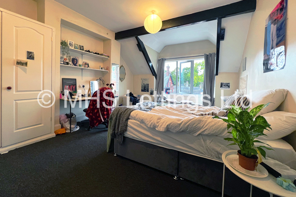 Photo of 7 Bedroom Mid Terraced House in 8 Regent Park Avenue, Leeds, LS6 2AU