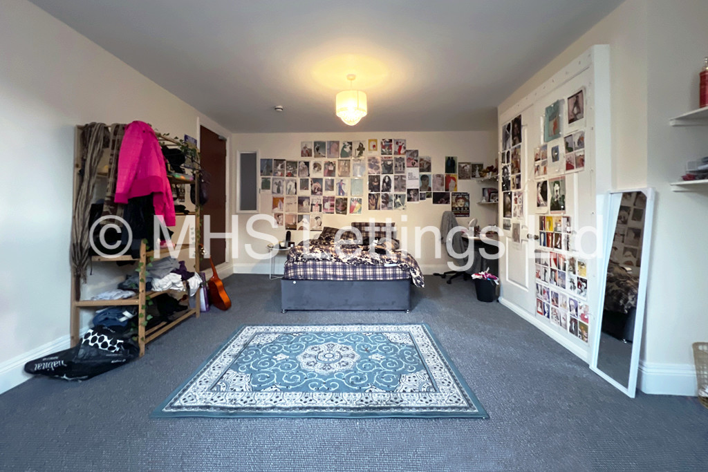 Photo of 7 Bedroom Mid Terraced House in 8 Regent Park Avenue, Leeds, LS6 2AU