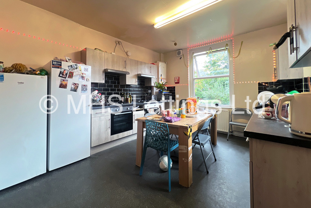 Photo of 7 Bedroom Mid Terraced House in 8 Regent Park Avenue, Leeds, LS6 2AU