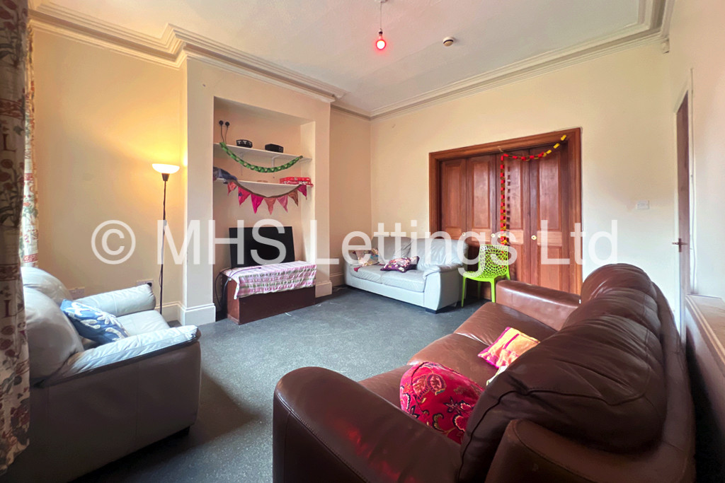 Photo of 7 Bedroom Mid Terraced House in 8 Regent Park Avenue, Leeds, LS6 2AU