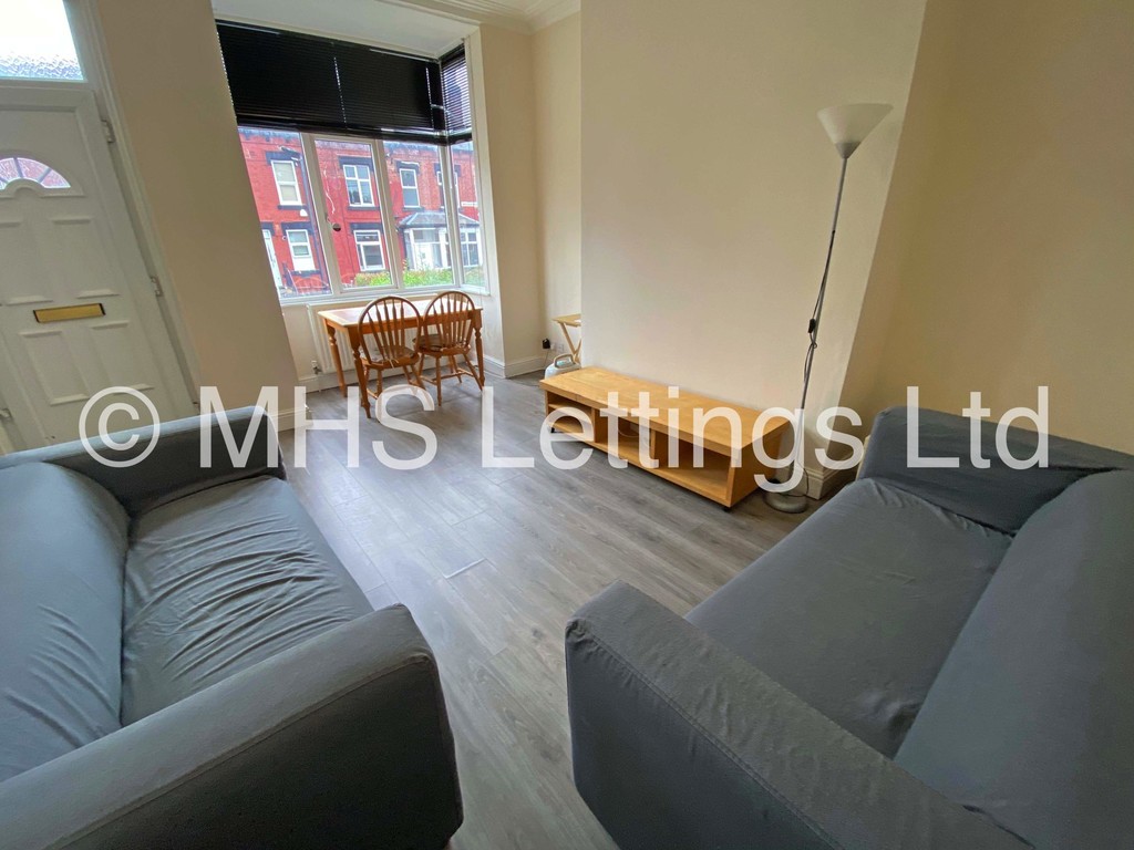 Photo of 3 Bedroom Mid Terraced House in 34 Beechwood Mount, Leeds, LS4 2NQ